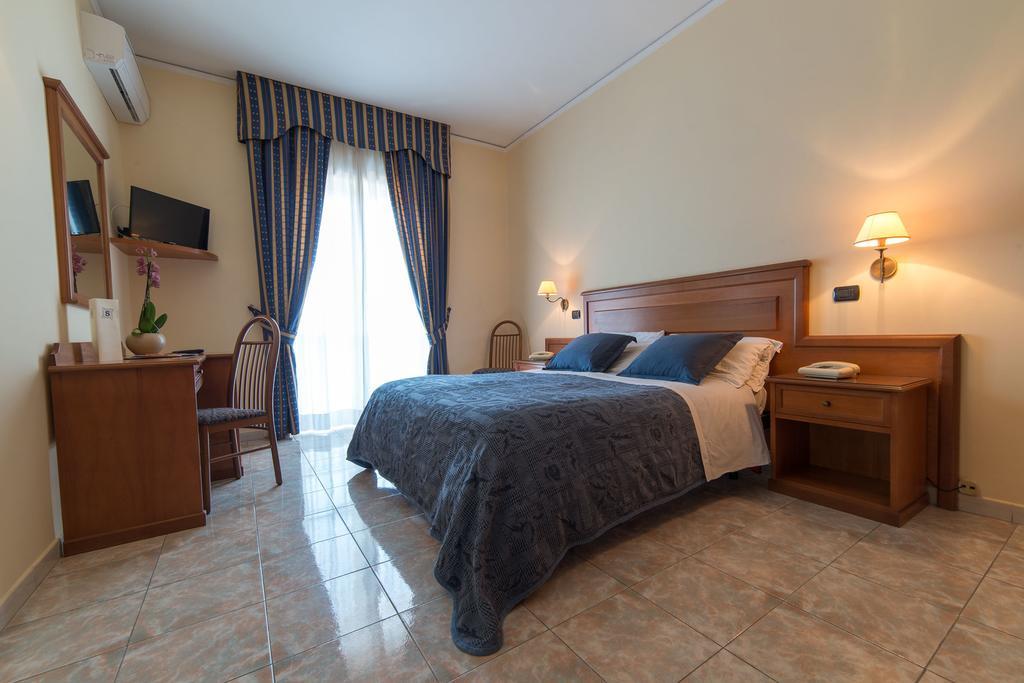 Albergo Scalzone Castel Volturno Exteriör bild
