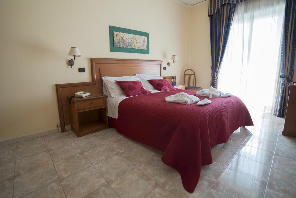 Albergo Scalzone Castel Volturno Exteriör bild